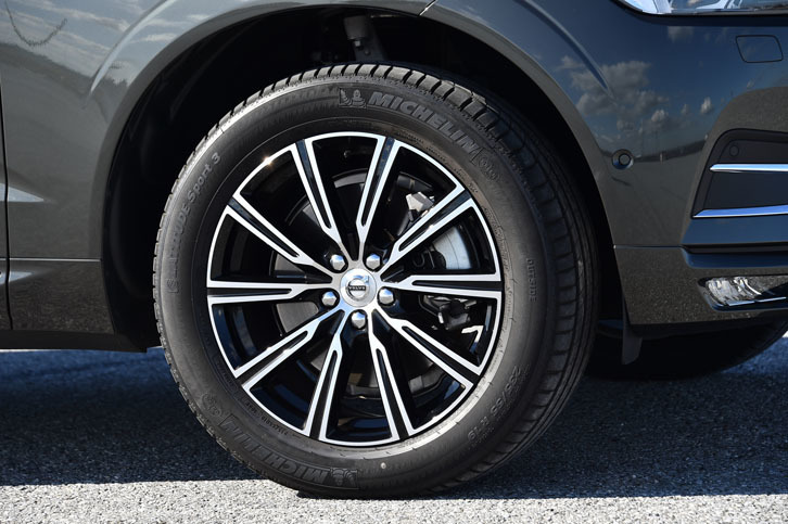 「XC60 T5 AWDインスクリプション」には、10スポーク19インチアルミホイールが装着される。タイヤは「ミシュラン・ラティチュードスポーツ3」が組み合わされていた。