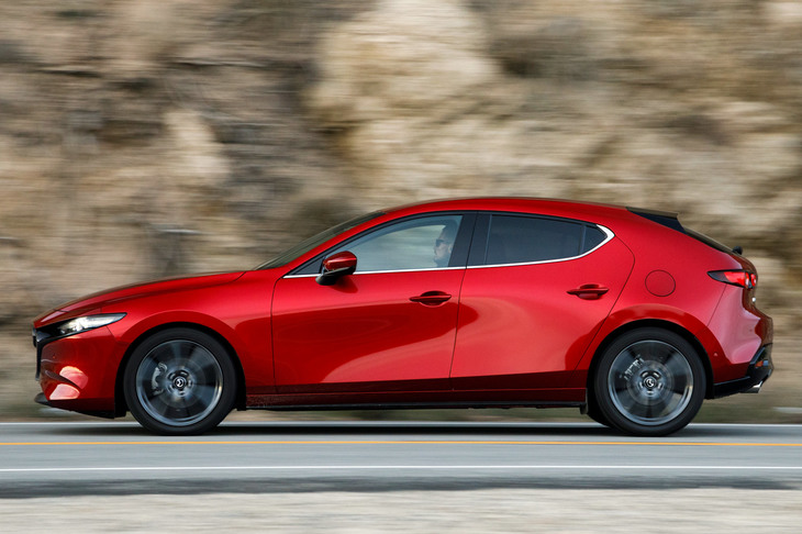 新型「マツダ3ハッチバック」のサイドビュー。各所に、実際のボディー形状より丸くスポーティーに見せる技法が取り入れられている。