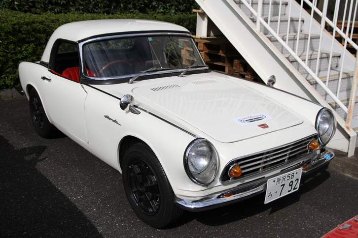 1963年10月に発売された、ホンダ初の市販乗用車である「S500」に見えるが、実は翌64年3月に発売された「S600」の最初期モデル。マニアの間では「S5600」（エスゴロッピャク）と呼ばれる、S500のボディーにS600のエンジンを積んだ仕様なのだ。第2回日本グランプリに出走したワークスS600と同じスタイルだが、市場に出回ったのはごくわずかという。