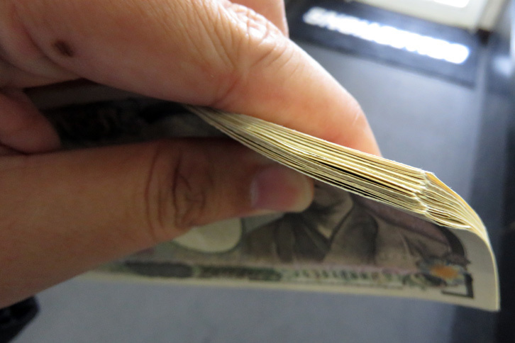 人さし指と親指に力を込めても、この厚み。払うとき、ちょっと勇気と踏ん切りが必要でした。