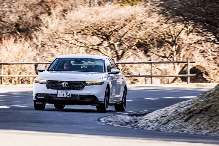 山岳路を行く新型「アコード」。コーナリング中に走行用モーターとブレーキを統合制御し、車両の挙動をコントロールする「モーションマネジメントシステム」が標準で装備される。