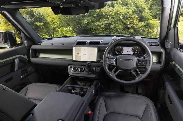 「グラスミアグリーンパウダーコートブラッシュドフィニッシュ」のクロスカービームや、レーザーエッチングディテールが施されたエンドキャップなどで特別感を演出する「ディフェンダー90 75thリミテッドエディション」のインテリア。