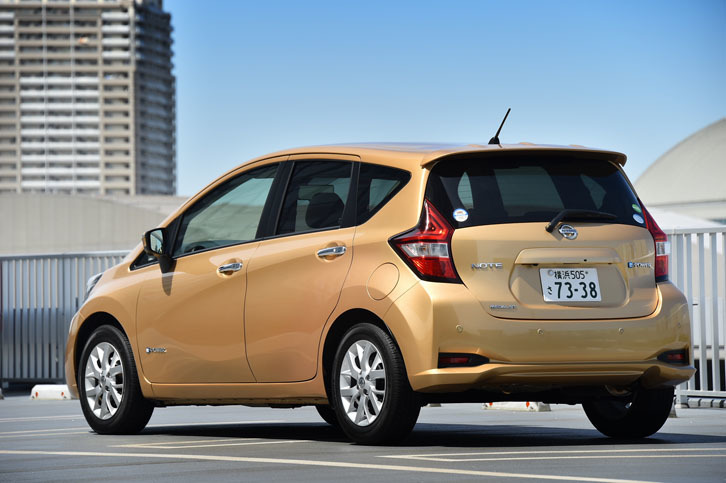 「ノートe-POWER」には、写真のギャラクシーゴールドを含む、計10色のボディーカラーが用意される。