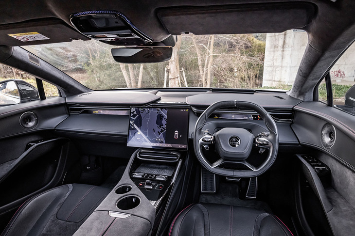 これまでのロータス車とは一線を画すデザインのコックピット。運転席と助手席の前方には天地の薄い12.6インチの液晶メーターパネルが組み込まれ、ダッシュボードのセンターには15.1インチのタッチ式ディスプレイが置かれる。