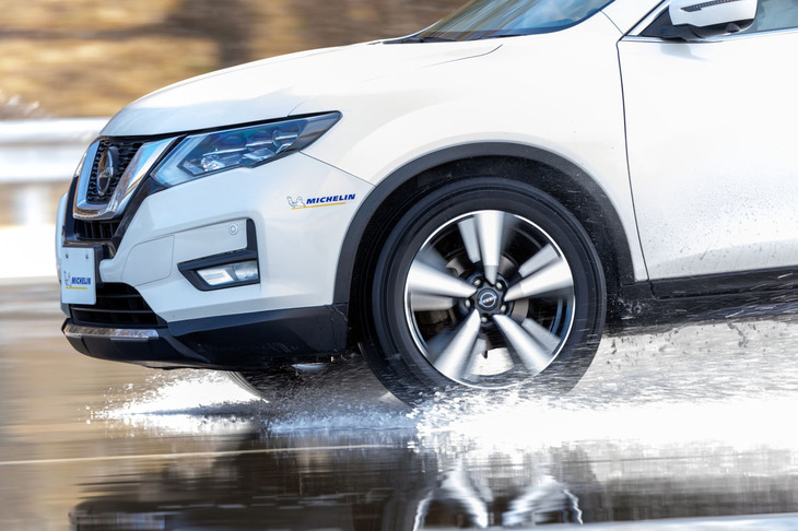 「プライマシー5」では、新世代の合成ゴムをトレッドコンパウンドに採用。ぬれた路面でのグリップ力向上と、転がり抵抗の低減、耐摩耗性アップを高次元で実現させている。