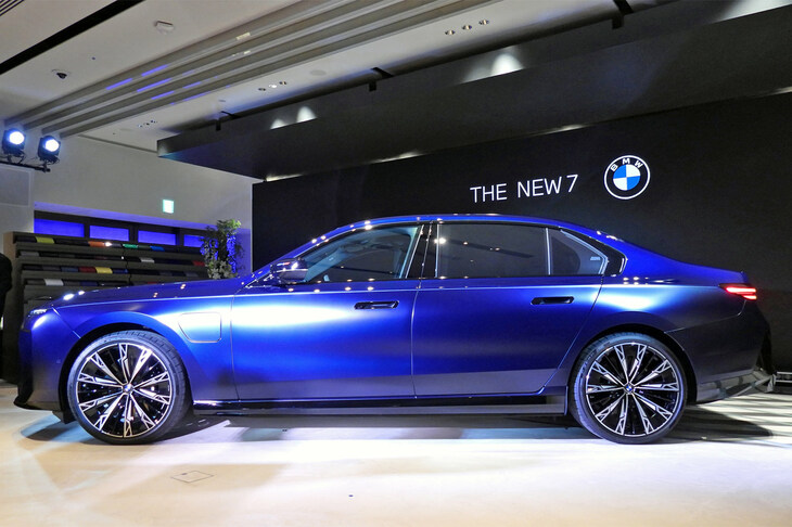 BMW i7 M70 xDrive（サイド）