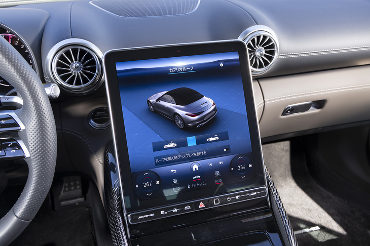 ルーフの開閉はタッチスクリーンを介して。中央の青い部分をスライドしてホールドすると作動する。