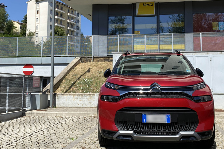 イタリアではレンタカー会社の営業拠点が市街地から離れていることがざらにある。したがって、行き帰りのタクシーやバスの便を調べておいたほうがいい。