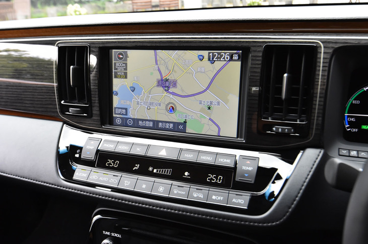 インストゥルメントパネルには9インチモニターを装備。その下に空調やオーディオのスイッチが整然と並ぶ。