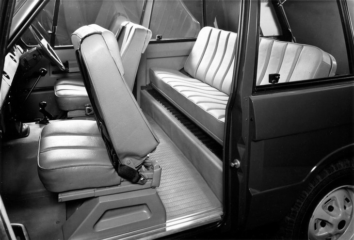 折り畳むことを考慮したバックレストの低いリアシート。フロアもビニール敷きだ。車内を水洗いしても、水はけがいいようにフロアには傾斜が設けられている。