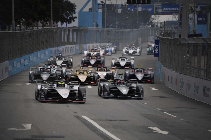 2019年3月10日に香港で開催された、フォーミュラE第5戦・香港E-Prix。練習走行や予選の単走こそ迫力不足は否めないものの、そのスタートシーンは迫力満点だ。エキゾーストサウンドはないが、全22台の“モーターサウンド”はスリリングで、オープニングラップから見応えのあるバトルが展開された。
