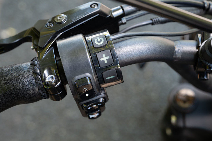 システムの起動やライディングモードの選択などは、左ハンドルバー基部に備わるスイッチで操作。後述するウインカーのスイッチも、ここに配されている。