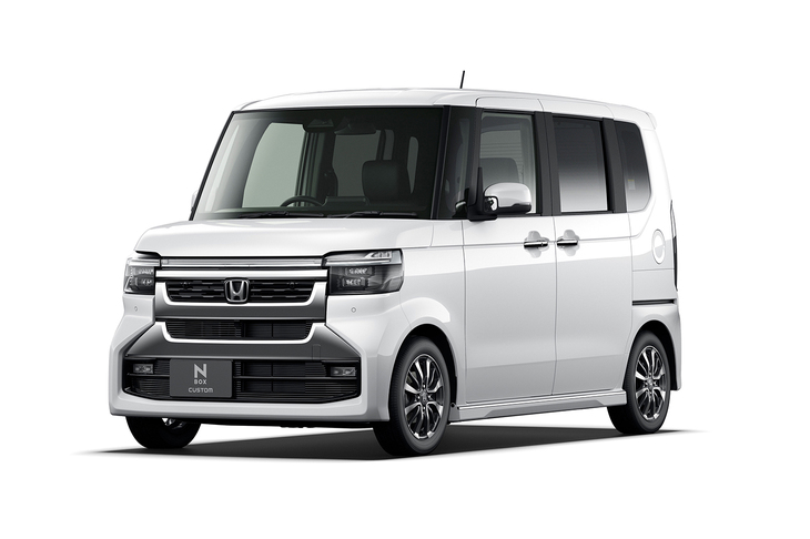 2026年7月に発売された「ホンダN-BOXカスタム」のマイナーチェンジモデル。グリルのデザイン変更によって押し出しがだいぶ強くなった。