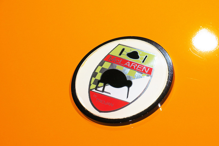 「マクラーレンM6GT」のエンブレムには、ブルース・マクラーレンが生まれ育ったニュージーランドの国鳥、キーウィが描かれている。