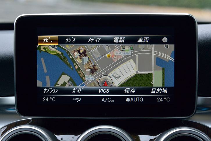 カーナビやオーディオ、各種車両情報などを映し出すモニターは、ほかの「Cクラス」と共通。タブレットを思わせる独立型のデザインが採用されている。