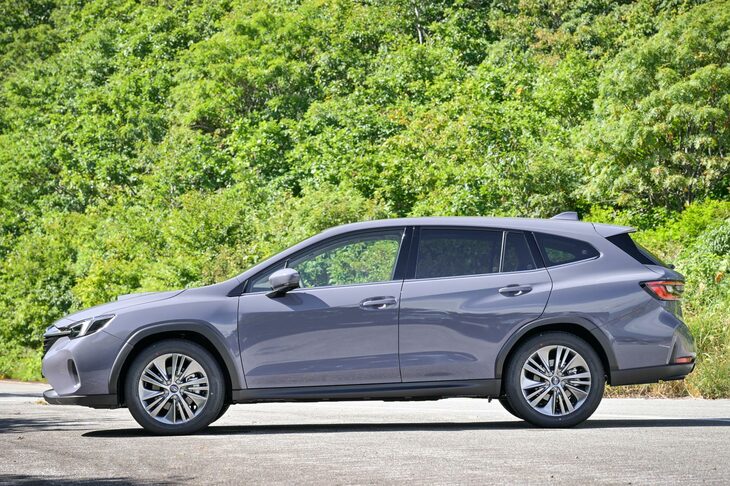 「レヴォーグ レイバック」の最低地上高はベース車＋55mmの200mm。他社のミドル級SUVを見ると、「トヨタRAV4」が190～200mm、「日産エクストレイル」が185～200mm、「三菱アウトランダー」が195～200mm、「マツダCX-5」が210mmとなっている。レイバック、全然負けてない。