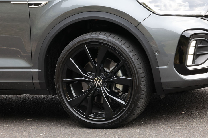 可変ダンピングシステムを採用する「アダプティブシャシーコントロール“DCC”」と19インチタイヤ＆ホイールをセットにした「DCCパッケージ」は23万1000円の有償オプション。試乗車は225/40R19サイズの「ブリヂストン・ポテンザS001」タイヤを組み合わせていた。