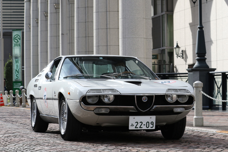 白いボディーが新鮮な1972年「アルファ・ロメオ・モントリオール」。2.6リッターV8 DOHCエンジンを積む。