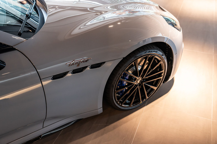 マセラティ・グランカブリオ トロフェオ（フロントフェンダー）