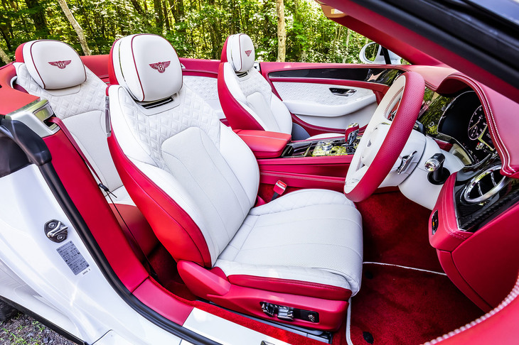 今回の試乗車では「フロントシートコンフォートパッケージ」が選択されていた。ネックウオーマーやヒーター、電動調整式のヘッドレストやクッション、サイドボルスターに加え、ベンチレーションやマッサージ機能などが盛り込まれている。