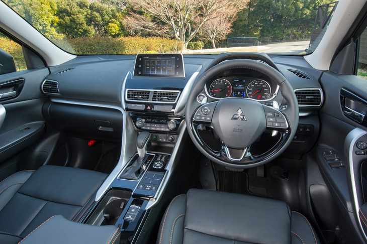 ブラックの内装色にシルバーの装飾が映えるインストゥルメントパネルまわり。全グレードで、左右独立温度調整式のフルオートエアコンが標準装備される。