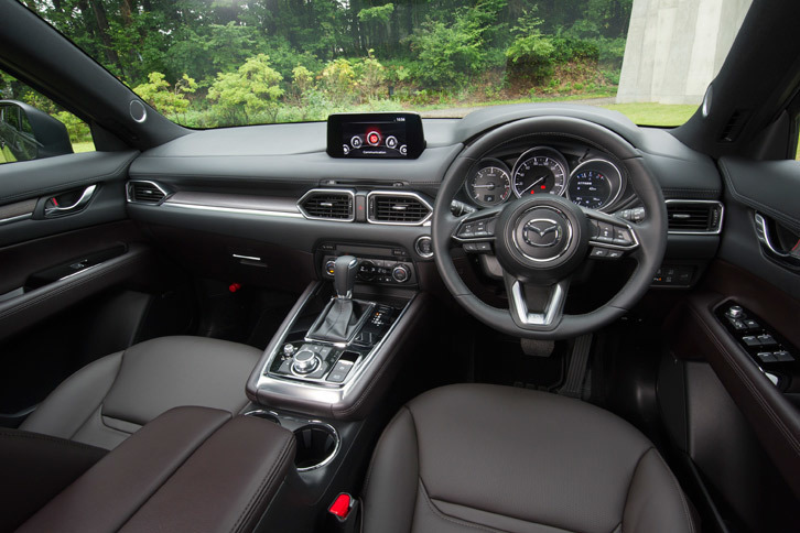 上級仕様「CX-8 XD Lパッケージ」の車内。装飾パネルには本物の木目素材が使われていた。