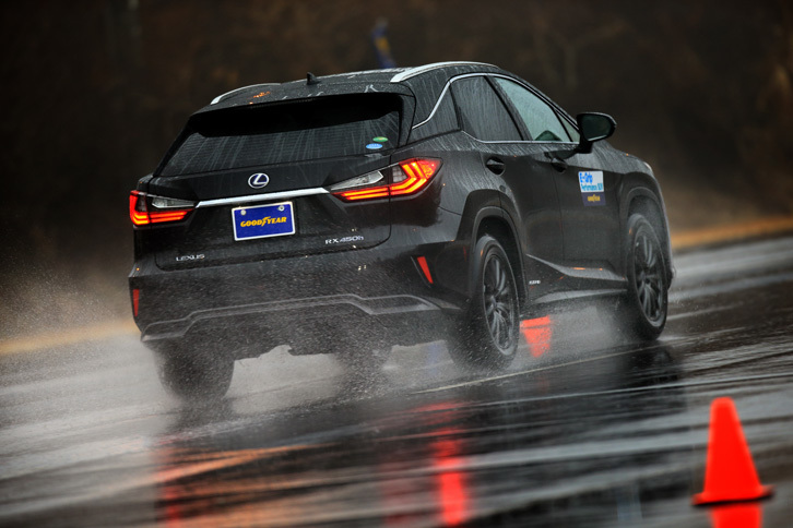 「エフィシエントグリップ パフォーマンスSUV」を装着した「レクサスRX」の試走車。静粛性の向上に加え、路面追従性を重視したポリマーや六角形の断面形状を持つビードの採用などにより、ステアリングレスポンスを高めている。