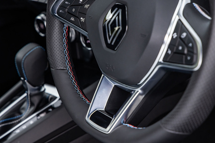 ステアリングホイールはTEPレザー仕立てで、左右グリップ部分に穴あき加工が施されている。トリムやシートなどと同じく、こちらにも3色のステッチを採用している。