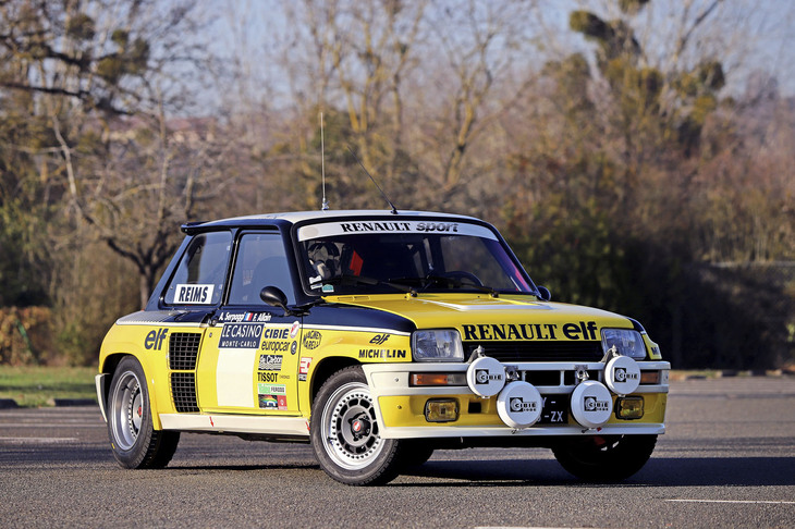 1980年代には「ルノー・サンク ターボ」でWRC（FIA世界ラリー選手権）に参戦。同車はWRCで初勝利を挙げたターボモデルとしてその名を歴史に刻んだ。