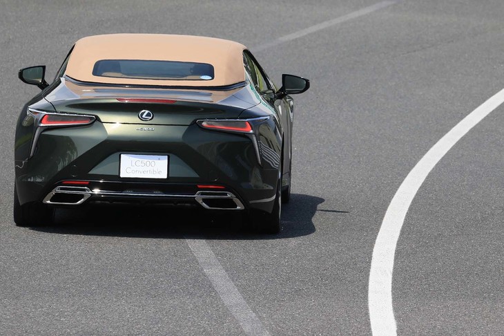「LC500コンバーチブル」のボディーカラーは全11色。2色のソフトトップと3色のインテリアカラーにより、全44通りの組み合わせが可能となっている。