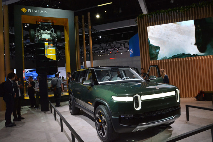 アメリカの新興EVメーカー、RIVIANのブース。SUVとピックアップトラックの2モデルの情報が公開された。