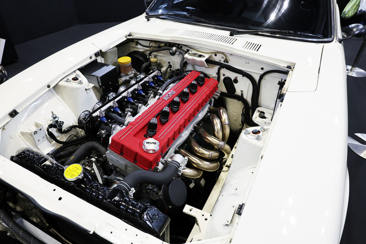 ニスモが参考出品した「L型6気筒DOHCヘッド搭載エンジン」。公表された主なスペックは、L28用ブロックを使って総排気量2949cc、圧縮比12.5、マルチポートインジェクション仕様で最高出力300PS以上、最大トルク30kgf・m以上。メーカー系らしく控えめな数値だが、今後の開発や市販化については「市場からの反響次第」とのことだった。