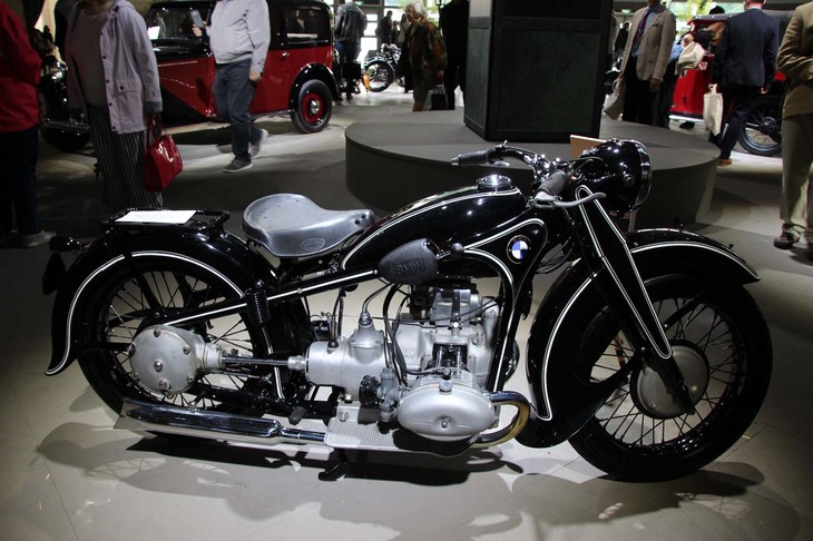 「BMW R17」（1936年）。他社に先駆けて油圧式テレスコピックフォークが採用された。