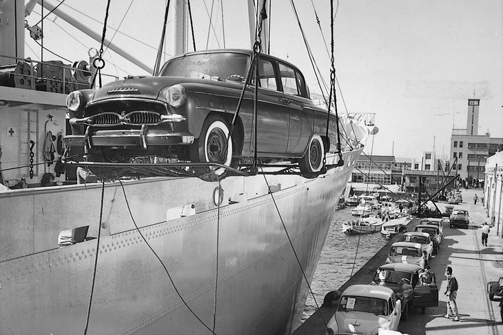 1958年に本格的な対米輸出を開始したトヨタだが、製品の性能不足とそれに伴う販売不振から、1960年末に乗用車の輸出を中止することとなる。