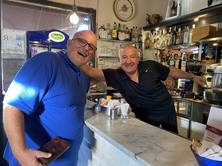 朝食は朝8時に行きつけのバールで。長年顔なじみの店主マッシモさん（写真右）と。