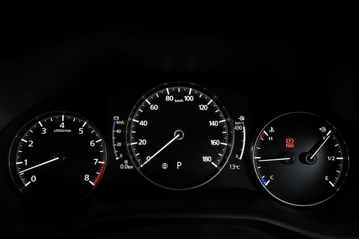 エンジン回転計のフルスケールは8000rpmで、レッドゾーンは6900rpmから始まる。吹け上がりのよさが印象的だった。