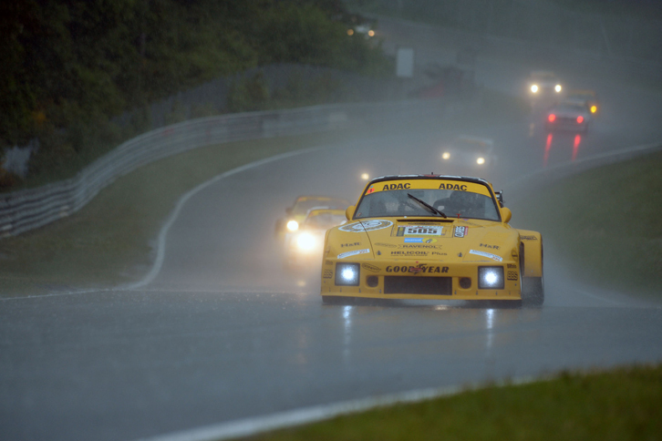 5月27日（金）にはサポートレースとして「24hクラシック」の決勝が開催された。文字通りクラシックカーによる“3時間の耐久レース”で、雨の中、FHRとヤングタイマーの両クラスで激しいバトルが展開されていた。