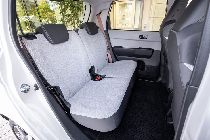 「N-ONE e：」の後席。足元と頭上に十分な余裕が確保されている。リアシートには、ホンダ車でおなじみのチップアップ＆ダイブダウン機構が備わっている。