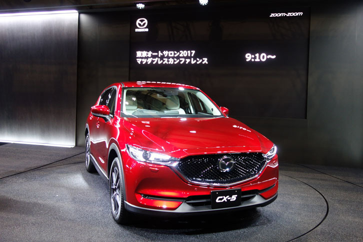 2016年12月に発表された新型「CX-5」は、ブースの特等席であるメインステージ上に展示された。