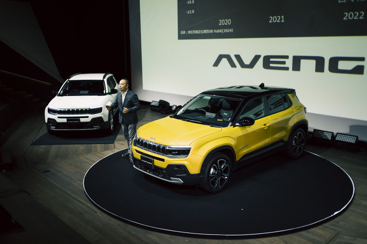 「ジープ・アベンジャー」の発表イベントで、ブランドプレゼンテーションを行ったステランティス ジャパンのブランドジェネラルマネージャー新海宏樹氏。