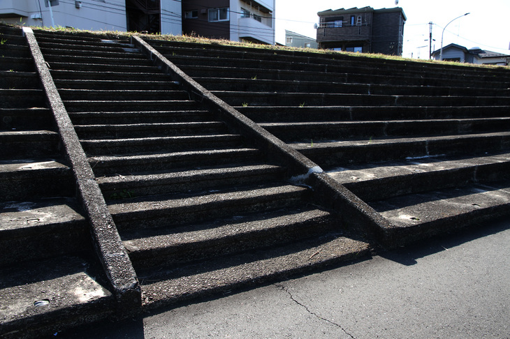 85年もの長きにわたって風雪に耐えてきたコンクリート製のグランドスタンド。ところどころに近年に施された補修の跡はあるものの、まだまだ寿命はあるように思えるが……。