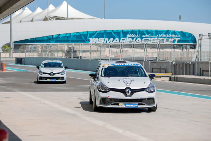 世界にユニークなサーキットは多々あれど、ゴージャスという意味でヤス・マリーナの右に出るものはないだろう。全長約5.6kmで左回り、コース全域にスタジアムのごとく、こうこうと照らす照明が備わる。路面のアスファルトは、イギリス・シュロップシャー州からはるばる運ばれたものだそうで、総工費は日本円で1兆円以上と言われる。