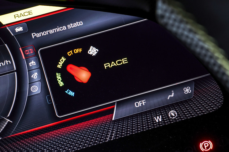 ドライブモードの切り替え機構には、電動パワートレインの制御を切り替える「eマネッティーノ」と、スロットルレスポンスや変速、トラクションコントロールなどの制御を切り替える「マネッティーノ」の2つが搭載される。