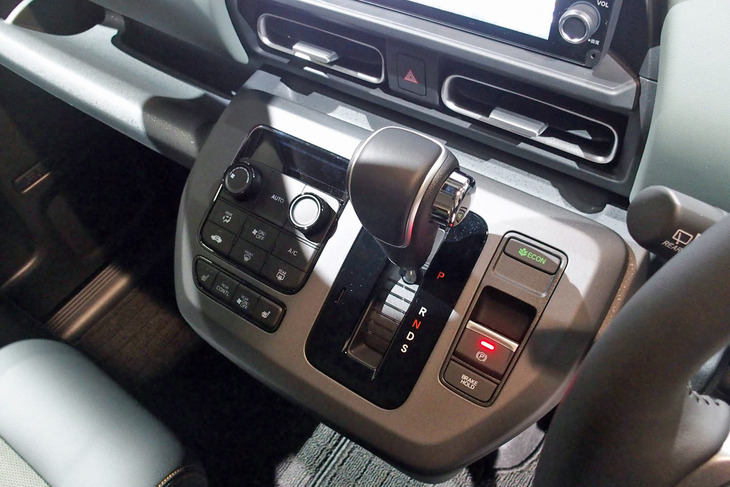 ホンダ・フリード クロスター（シフトパネル）