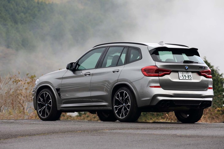 リアエンドには複雑な形状の「Mルーフスポイラー」を装備。4本出しのテールパイプもブラックにペイントされている。