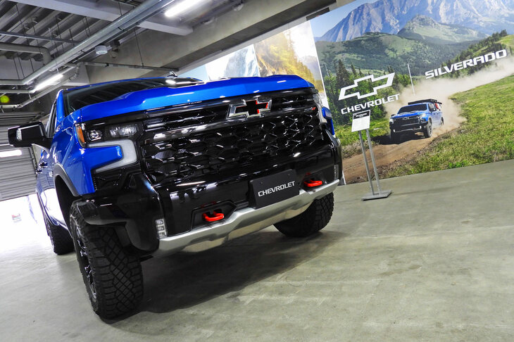 会場にはフルサイズピックアップトラック「シボレー・シルバラードZR2」の姿も！ 国内メーカーの間でもにわかにピックアップトラックが盛り上がっている昨今、「これは日本導入か!?」と思ったのだが、関係者いわく「とりあえず、お客さんの反応を見ようと思いまして……」とのことだった。