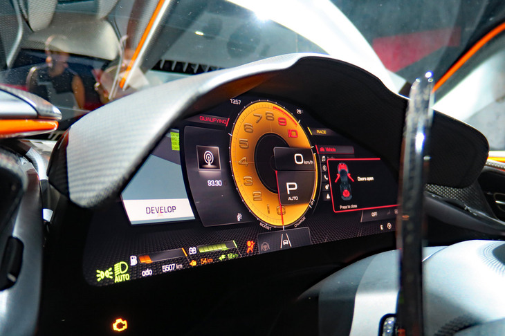 フェラーリSF90 XXストラダーレ（デジタルインストゥルメントクラスター）