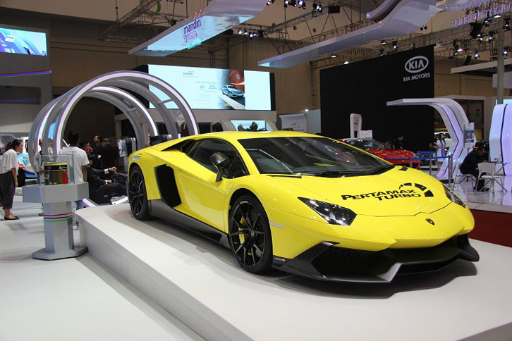 ランボルギーニは、現地の輸入業者がほかのブランドとまとめてブースを出展。なので、黒を基調とした国際的なランボルギーニブースとはちょっと雰囲気が違います。インドネシアの道路は左側通行なので、「アヴェンタドール」だって当然のように右ハンドル。それはそれとして、せっかくの展示なんだから、ドアミラーは広げたほうがいいと思いますが。