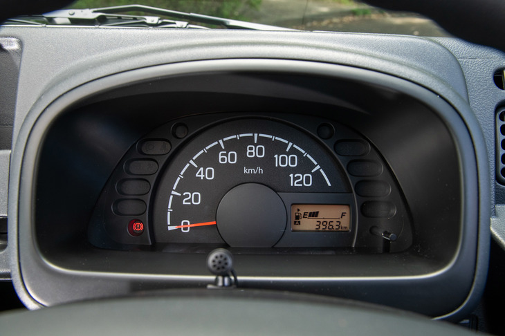 メーターは速度計のみの非常にシンプルなもの。燃料計やオドメーター、トリップメーターなどは、右下の小さなディスプレイに集約されている。