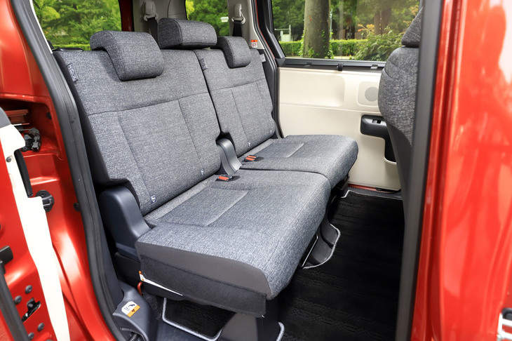 7人乗り仕様の2列目シートは5：5の2分割式（5人乗り仕様は6：4）。主に前後・上下方向の広さが増しており、快適性が向上している。